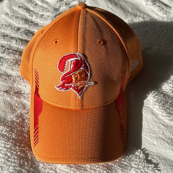 NFL Classic creamsicle Tampabay Buccaneers New Era hat with modern lines - Picture 1 of 7